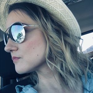 Meet your Posher, Laura